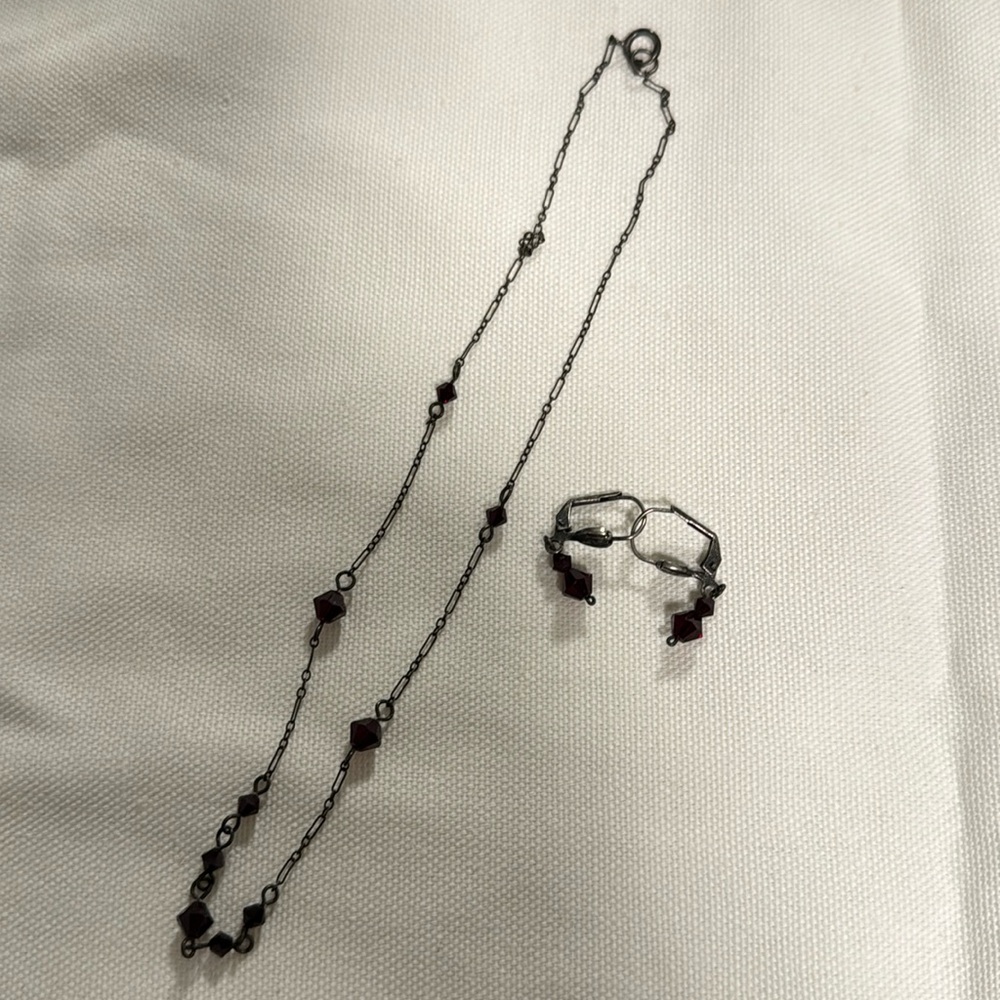 Set of necklace and earring with garnet stone